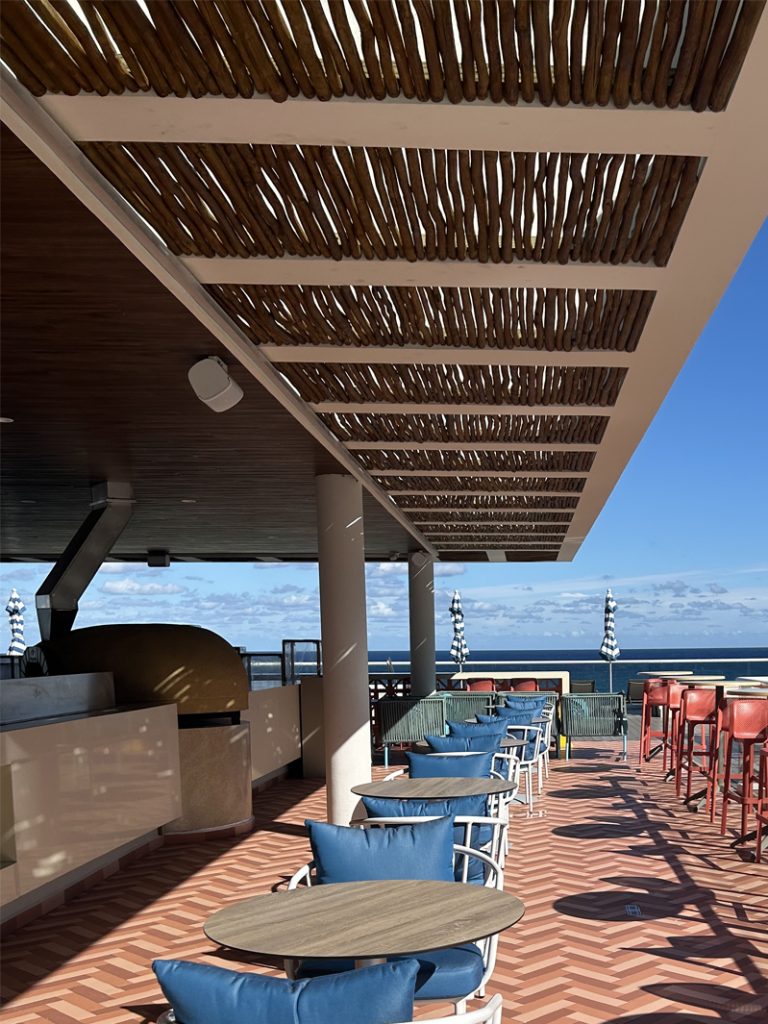 Pérgola para hamacas construida con giles tratados, ideal para espacios exteriores