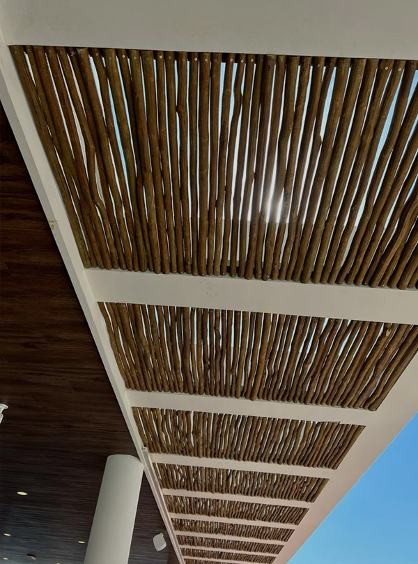 Techo de pérgola construido con giles tratados, ideal para exteriores