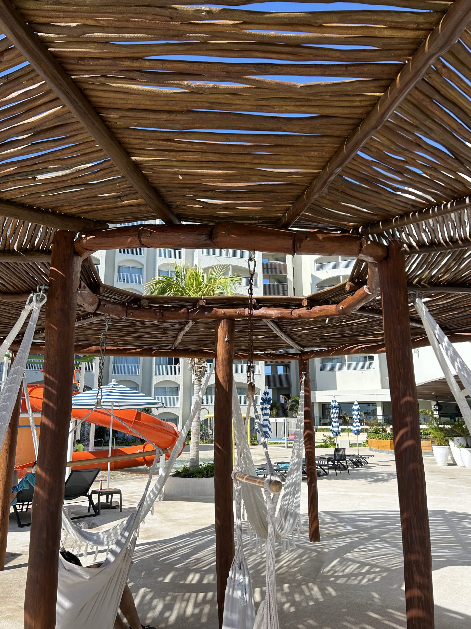Pérgola para hamacas construida con giles tratados, ideal para espacios al aire libre