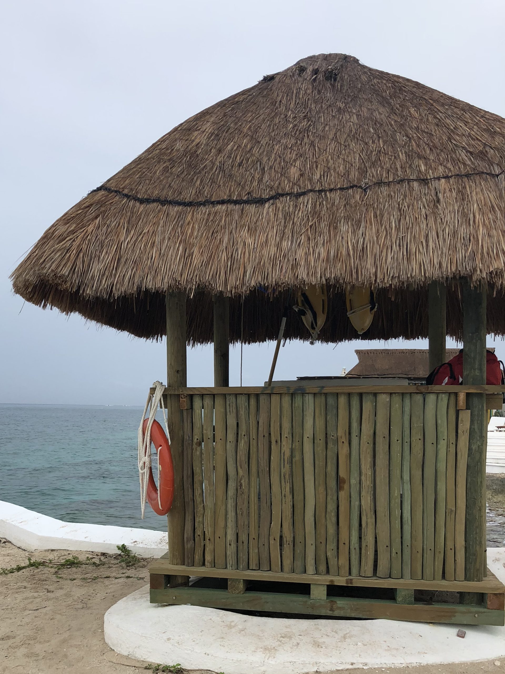 Caseta de salvavidas construida con giles tratados para una mayor durabilidad en exteriores