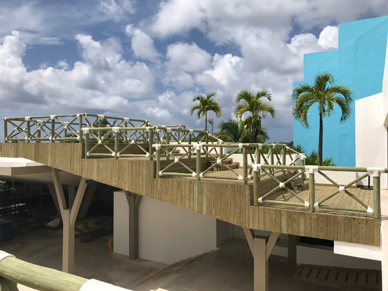 Construcción de un puente con barandales de giles tratados