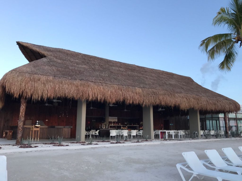 Palapa construida con giles tratados, mostrando su diseño natural y resistencia.